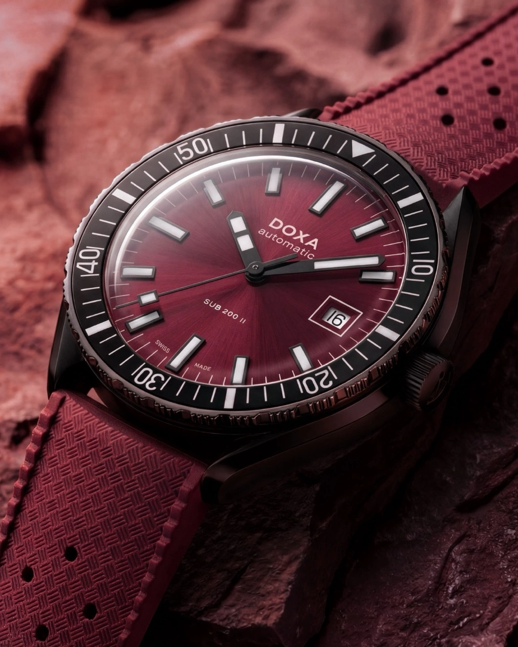 Profile view of the slimmer DOXA SUB 200 II case and bracelet