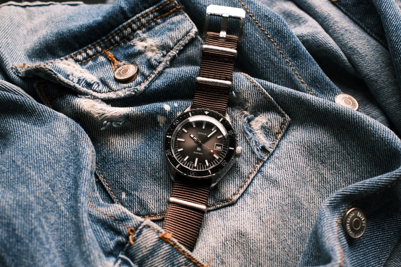 Profile view of the DOXA SUB 200 Grande Roma showing the glass box sapphire crystal and bezel