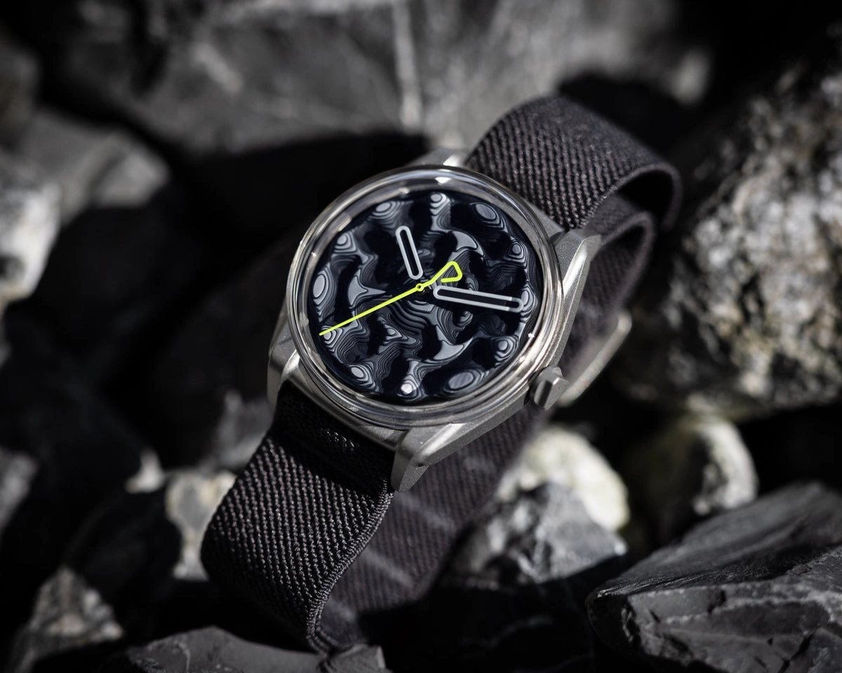 Side profile of kollokium Projekt 02 Variant B highlighting the stacked dial plates