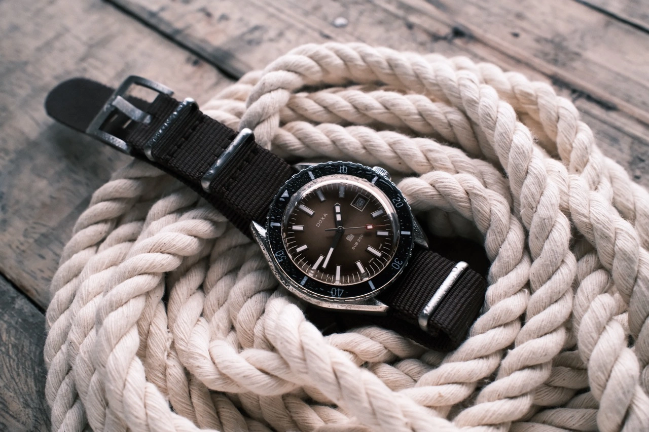DOXA SUB 200 Grande Roma presentation with stainless steel bracelet and brown NATO strap