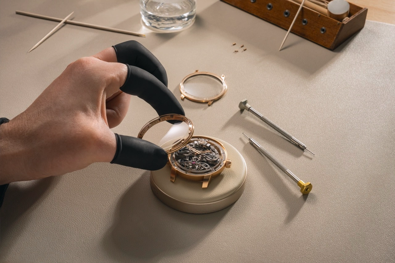 Caseback view of the Girard-Perregaux Minute Repeater Flying Bridges showing the box-type sapphire crystal