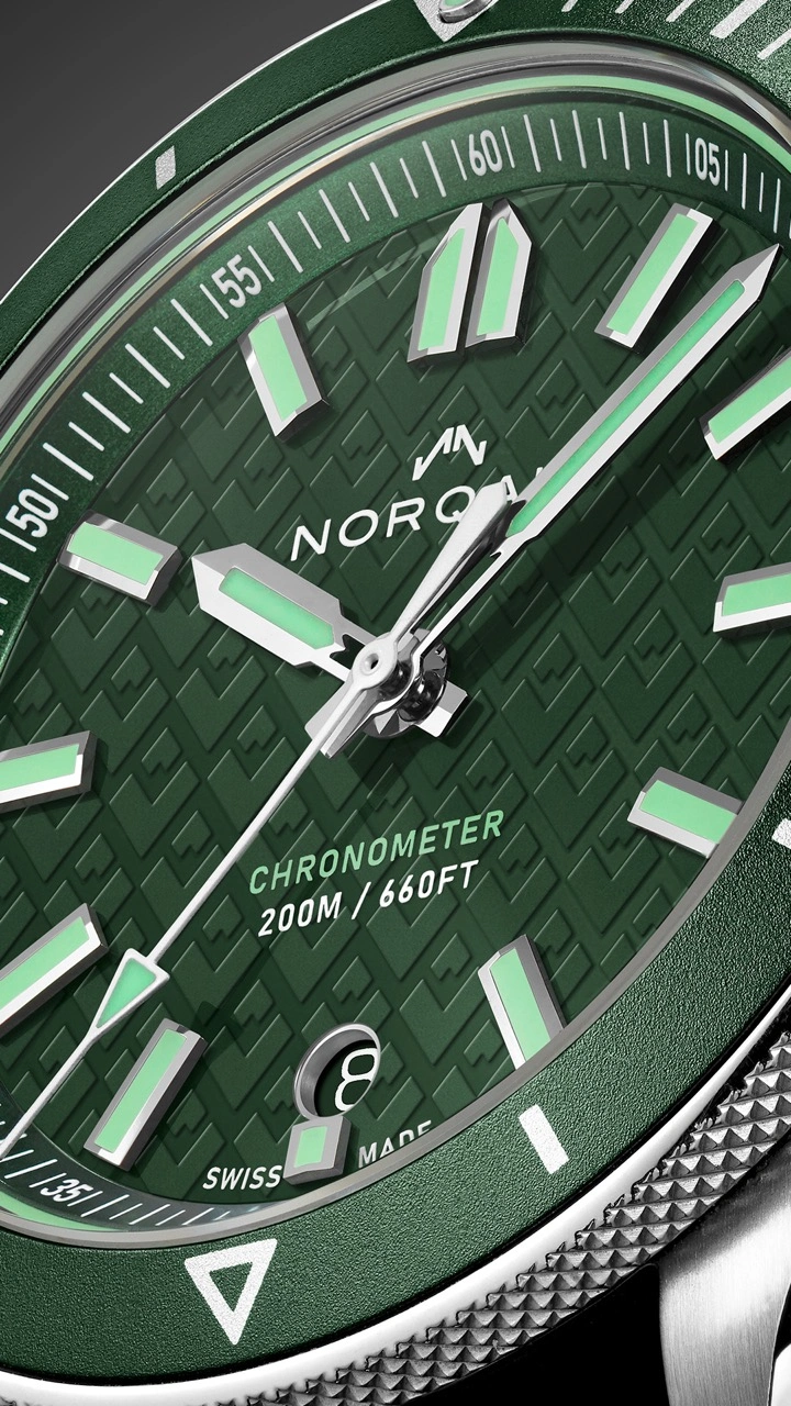 Profile view of the NORQAIN Adventure Green 40mm stainless steel case and bezel