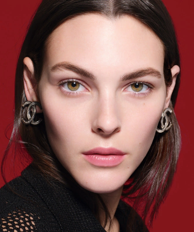 Close-up of N°1 DE CHANEL Revitalizing Serum textures and packaging