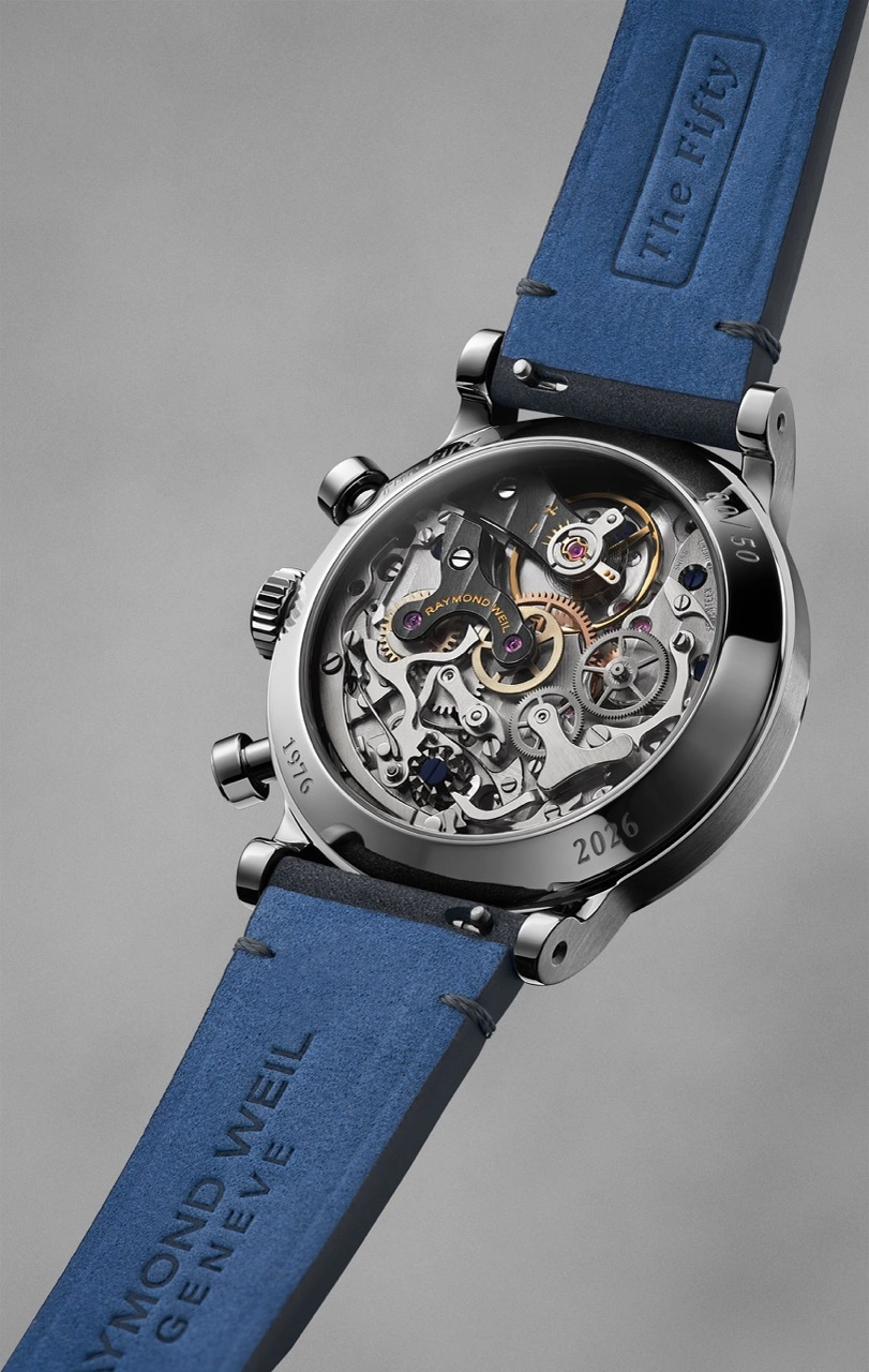 Profile view of the 37 mm steel case and white gold bezel of RAYMOND WEIL The Fifty