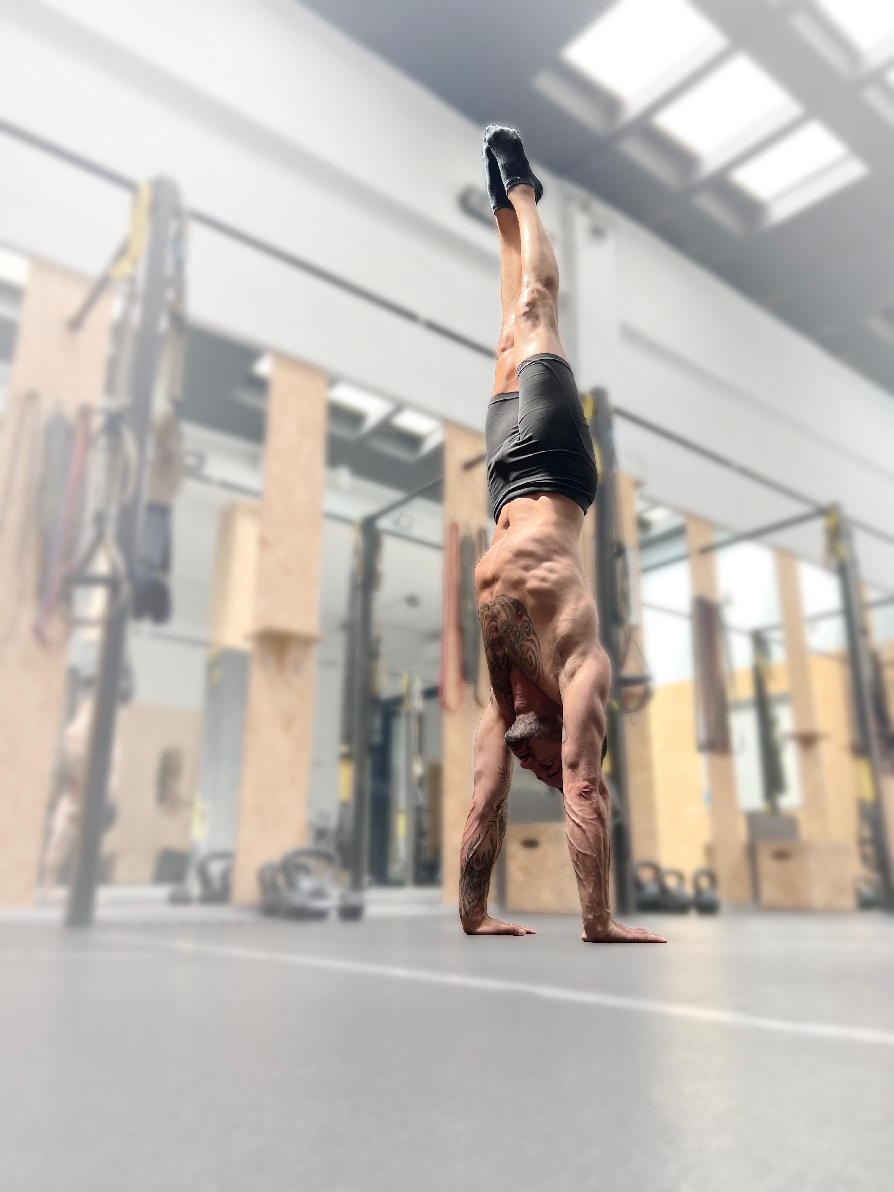 Practicando handstand en Dinamix Training Center