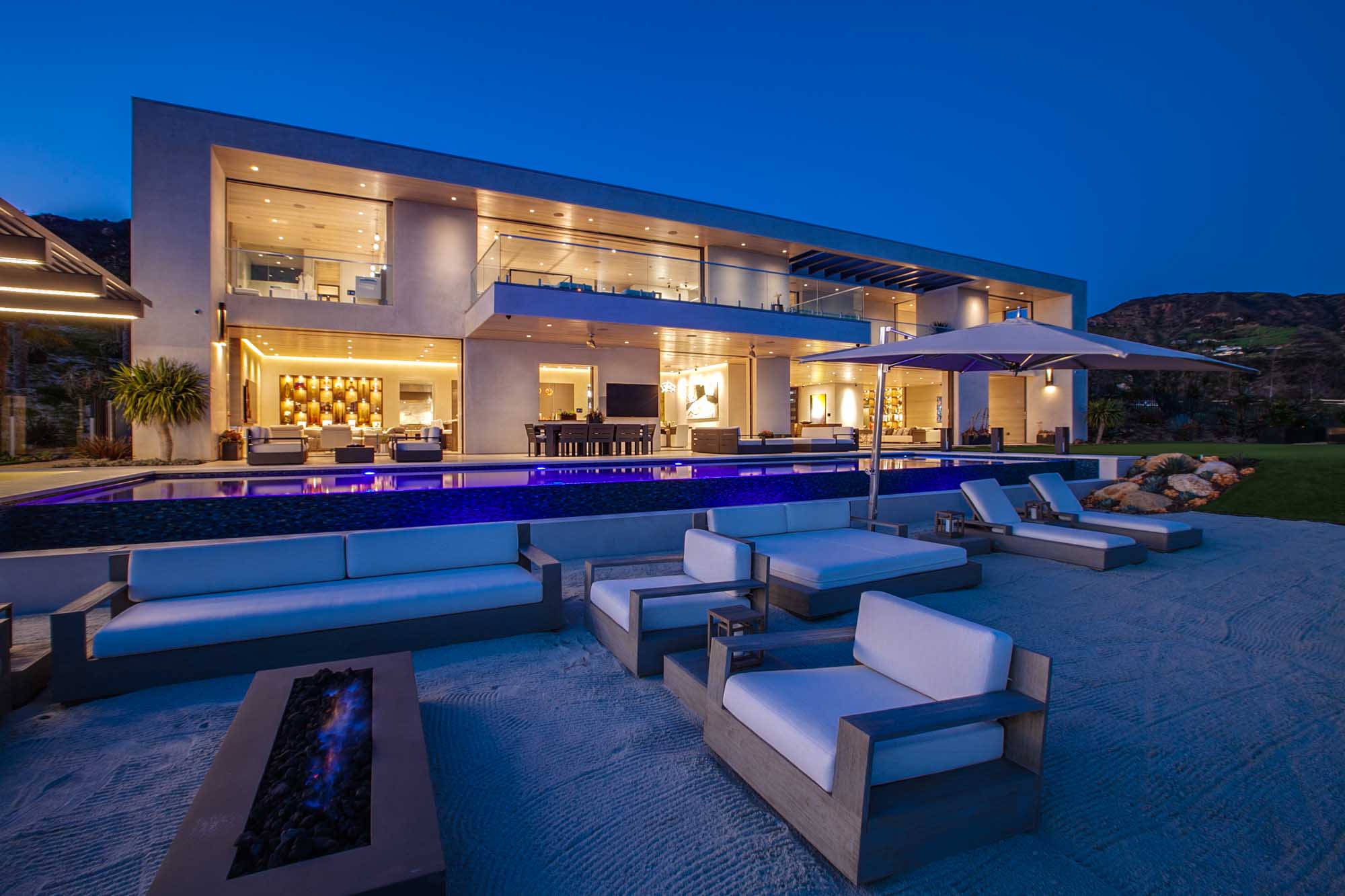 Luxury Modern Estate with Infinity Pool and Seamless Indoor Outdoor Living