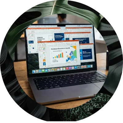 Laptop con presentación de resultados, diseño de comunicación interna para empresas
