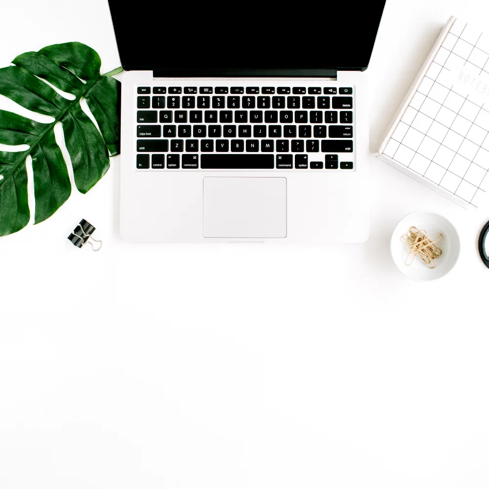 Escritorio de diseño con laptop, espacio de trabajo de Brandito para marketing y diseño estratégico