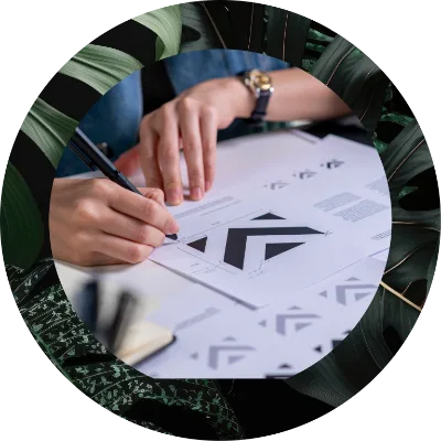 Diseñador bocetando un logotipo a mano, servicio de identidad visual de Brandito