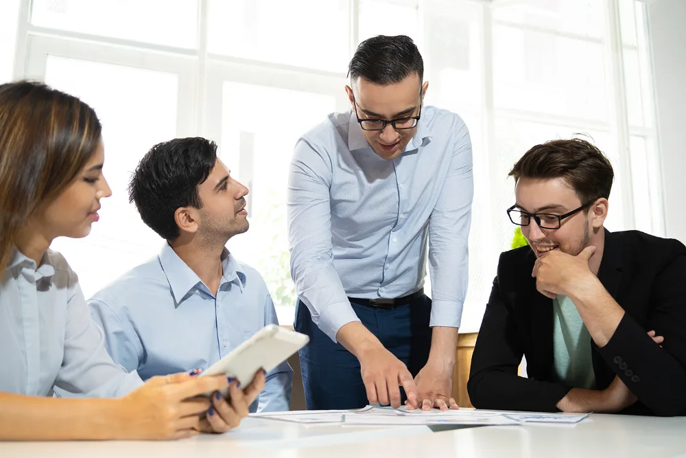 Equipo de trabajo en una sesión de capacitación empresarial de ASGAR Formación