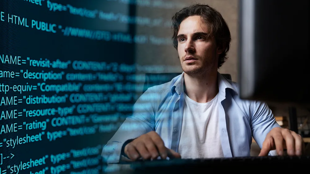 Profesional frente a código en pantalla, capacitación en inteligencia artificial y tecnología para empresas