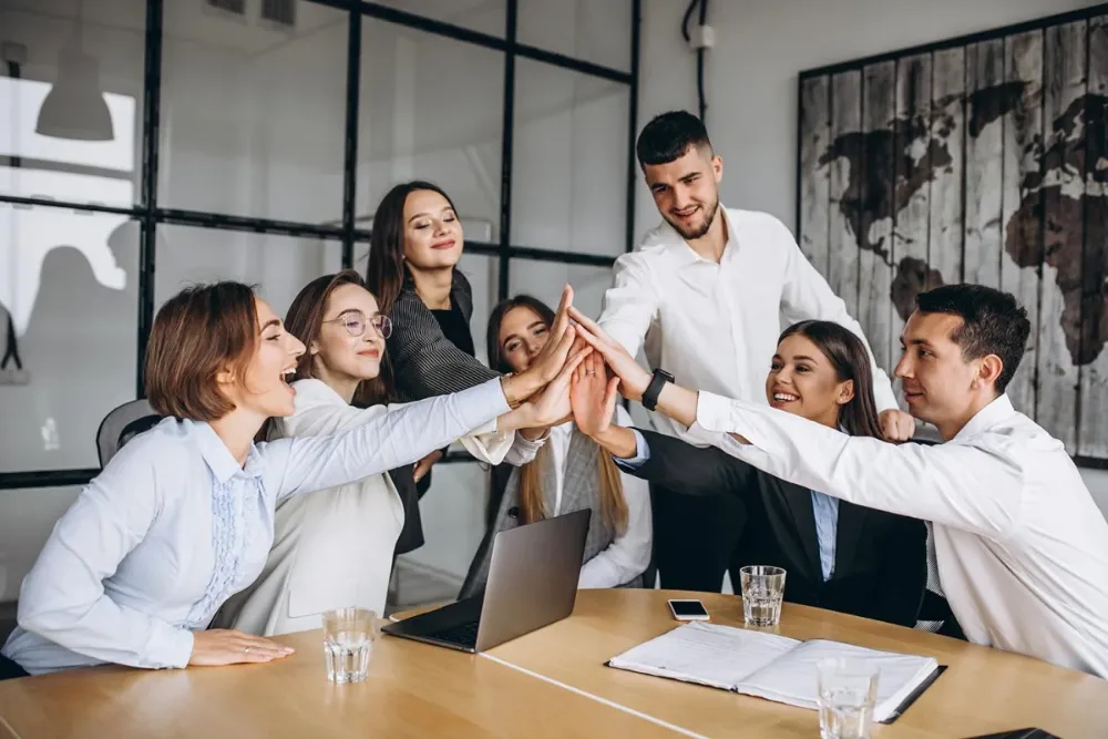 Equipo comercial celebrando resultados de ventas después de una capacitación de ASGAR
