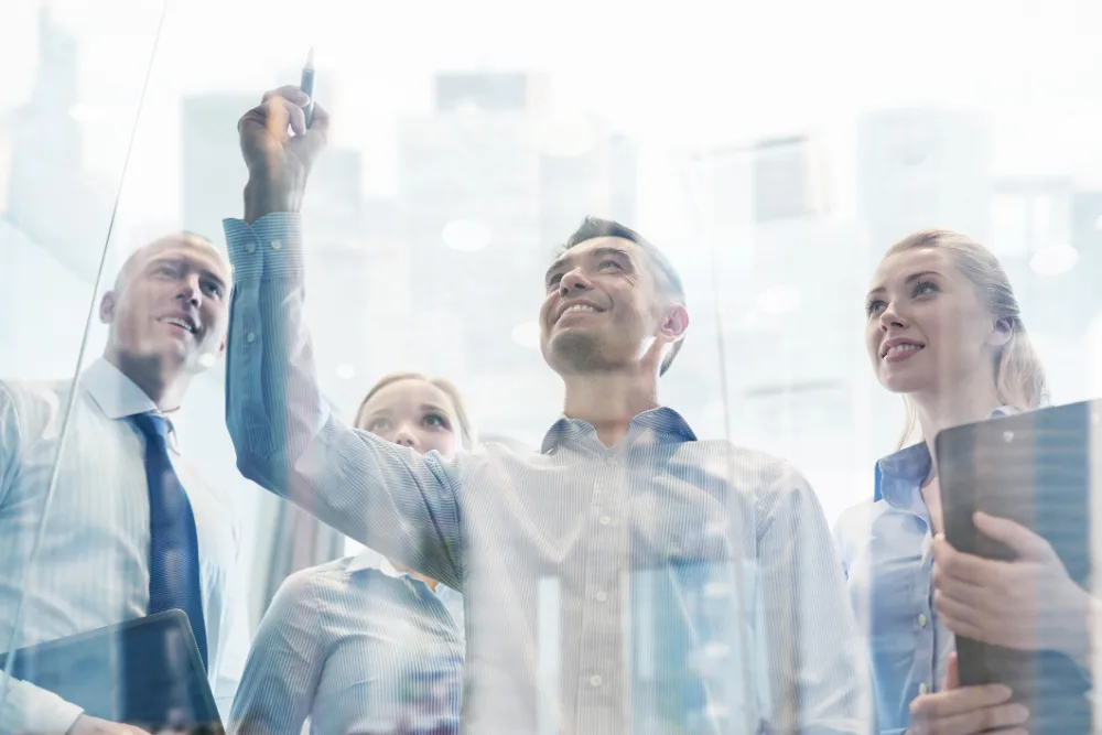 Equipo mirando hacia el mismo objetivo, implementación de cultura organizacional en la empresa