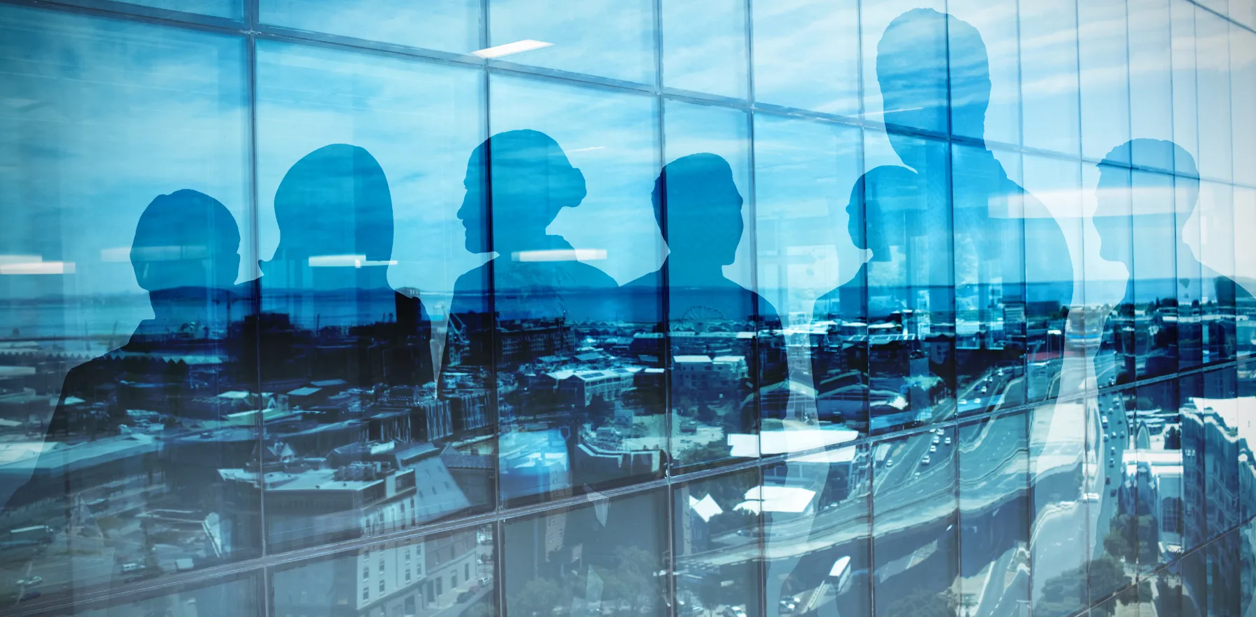 Equipo directivo reunido en una sala de juntas con vista a la ciudad, contacto ASGAR