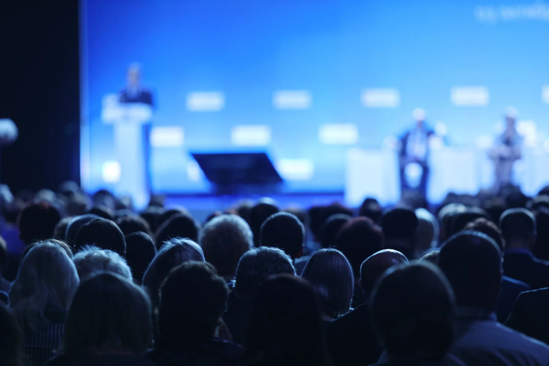 Conferencia de capacitación empresarial de ASGAR ante un auditorio lleno de colaboradores