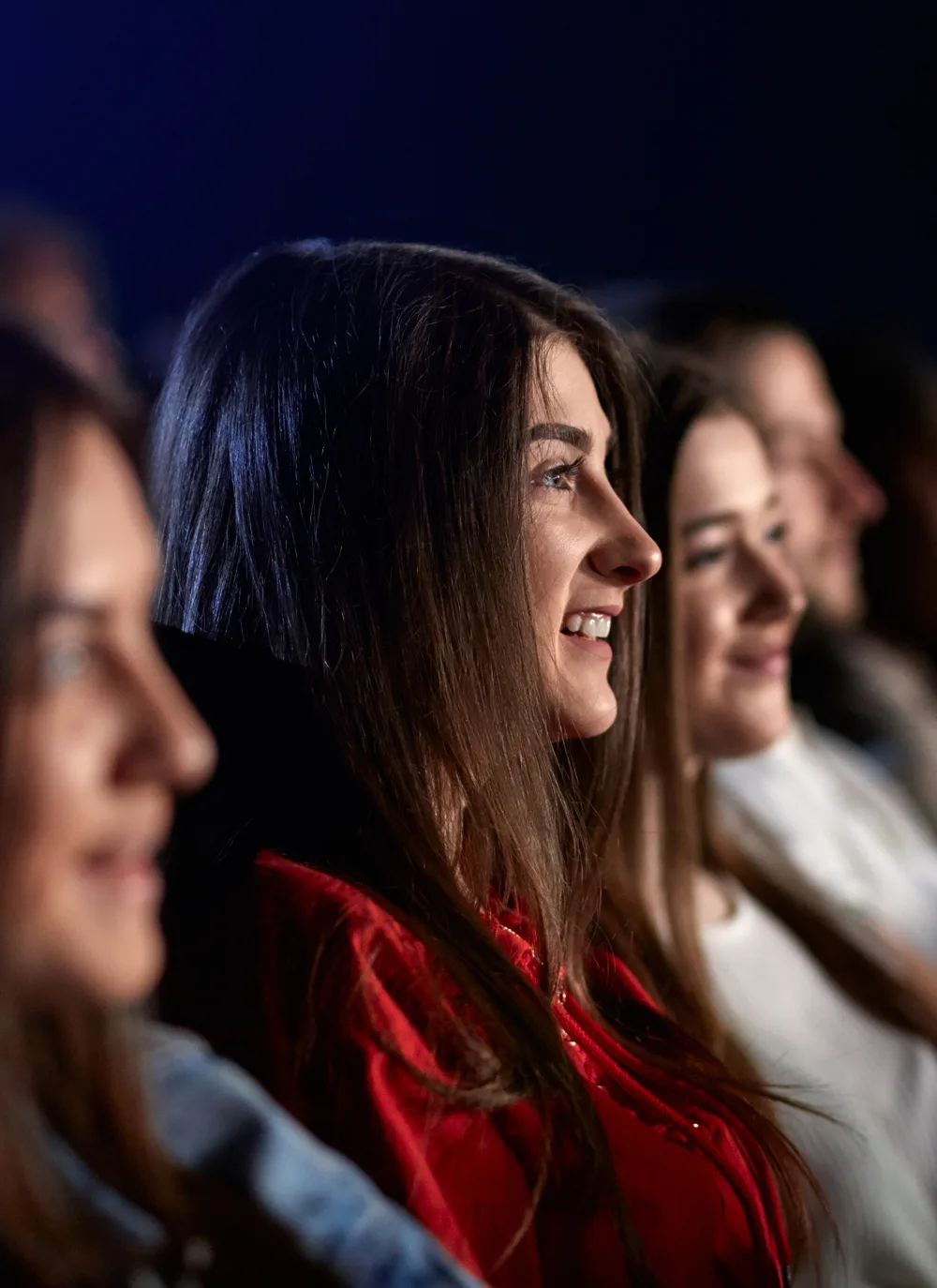 Colaboradoras atentas durante un programa de desarrollo organizacional de ASGAR