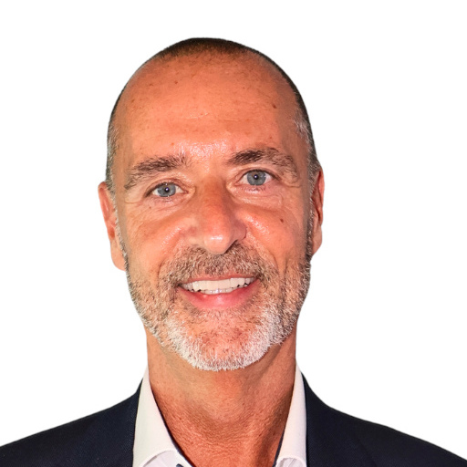 Harmen van Wijk is oprichter van Beleggen.com en auteur van de boeken "In 10 Stappen Succesvol Beleggen", "Baby's Eerste Miljoen" en "Beter dan de Bank". Met meer dan 20 jaar ervaring in de beleggingswereld helpt hij Nederlandse en Belgische particuliere beleggers met praktische strategieën voor vermogensopbouw en financiële vrijheid.