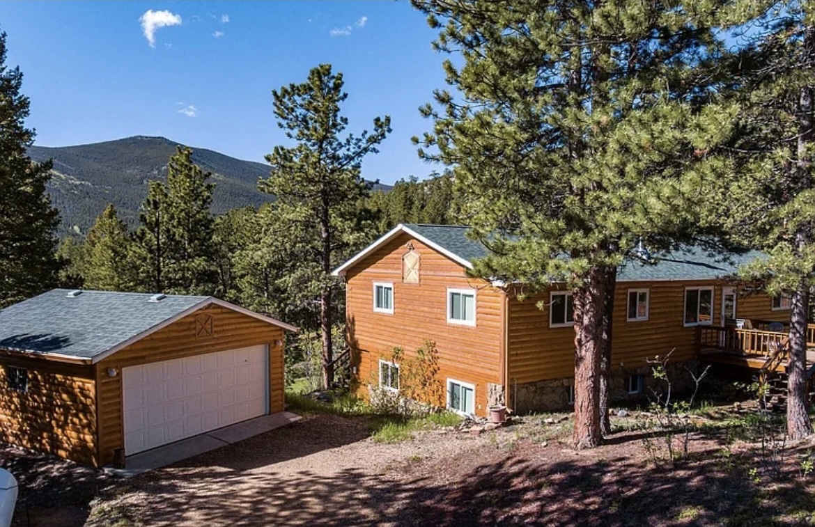 Front of the cabin and driveway