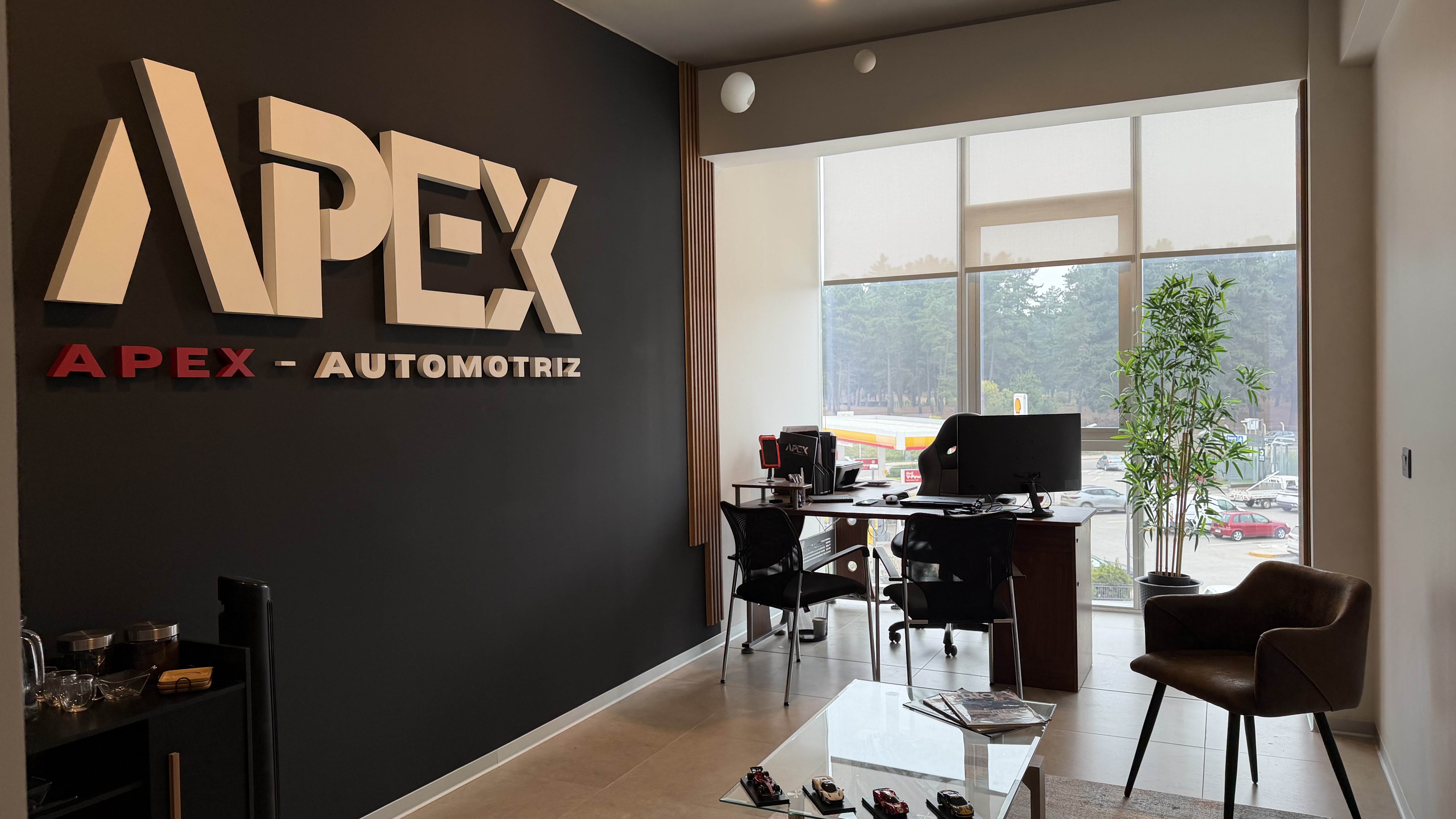 Oficina y experiencia boutique Apex Automotriz en Concón
