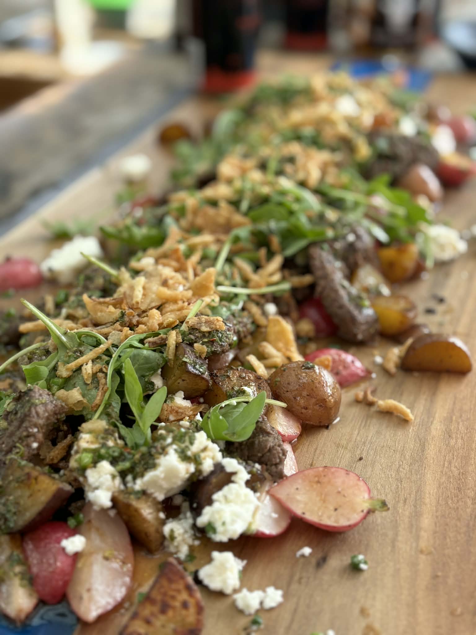 Salade tiède de pommes de terre grelots et steak de chevreuil au chimichurri