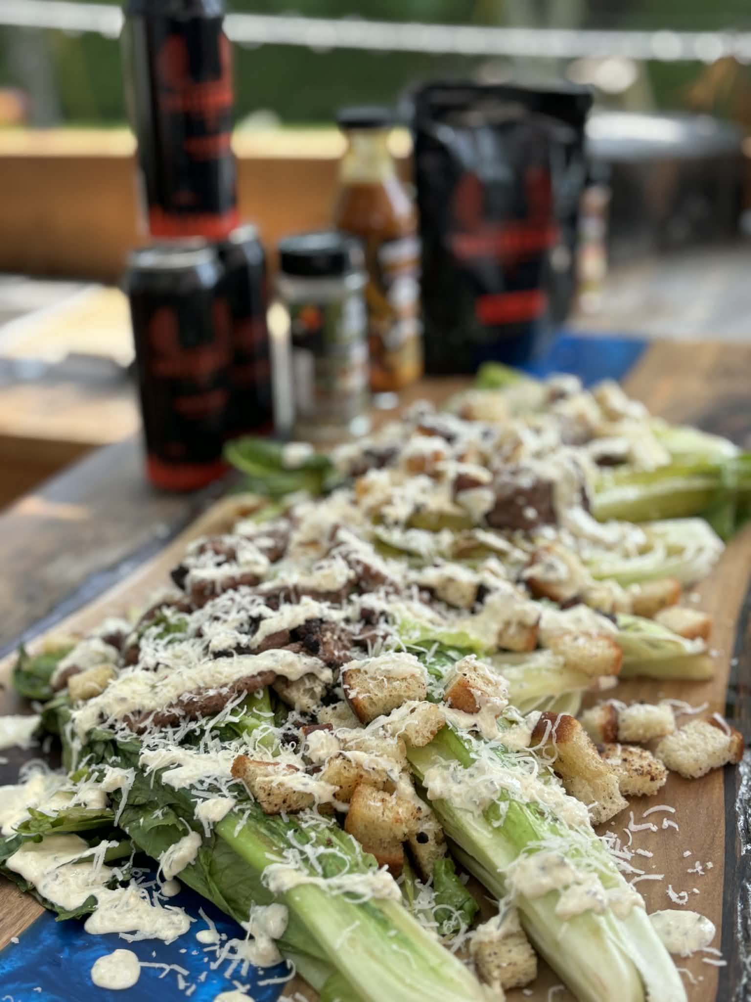 Salade César aux quartiers de romaine grillés, lanières de canard et peau de canard croustillante