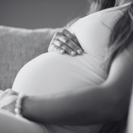 Frau hält schwangeren Bauch Frau hält schwangeren Bauch