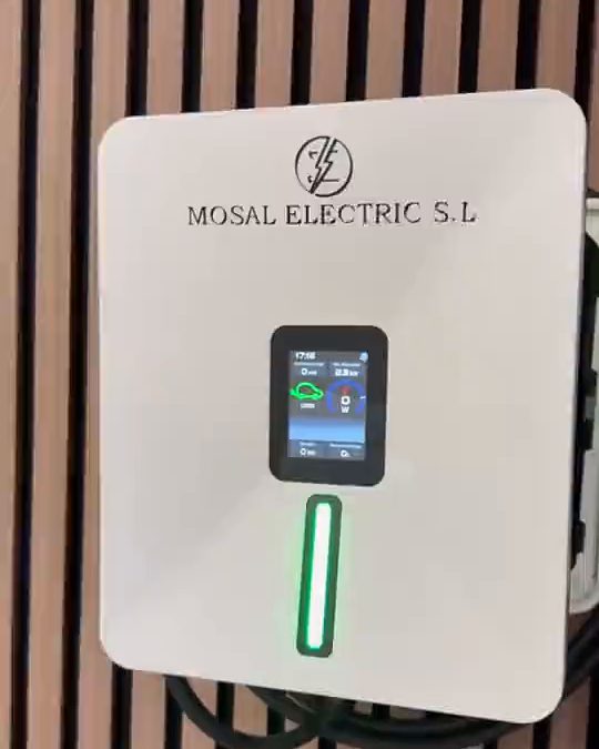 Cargador Woltio blanco montado en pared, con pantalla encendida y franja de luz verde