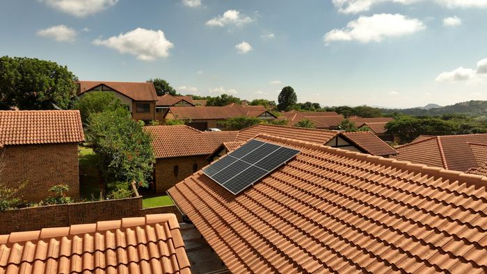 Cubiertas de teja de una zona residencial con placas solares