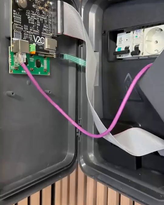 Cargador V2C Trydan abierto, con la electrónica y las protecciones internas a la vista