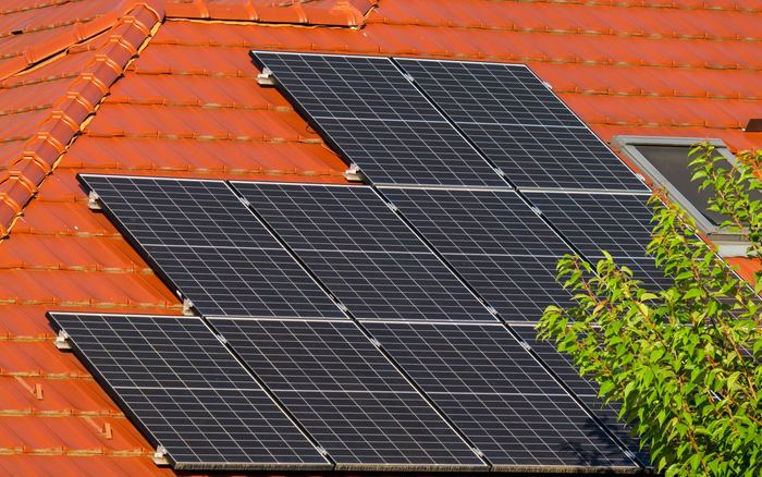 Placas solares fotovoltaicas montadas sobre una cubierta de teja árabe