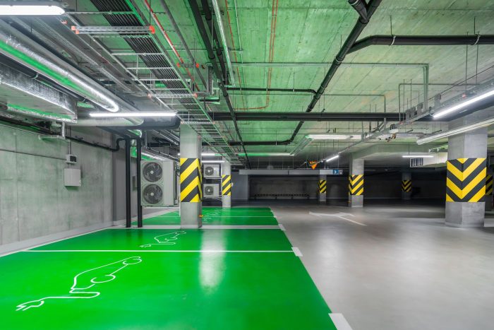 Garaje subterráneo con plazas pintadas de verde para coches eléctricos