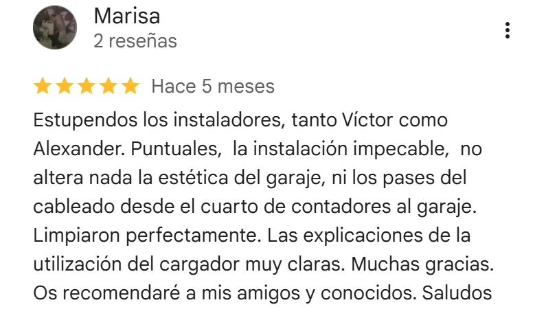 Captura de una reseña de Google a Mosal Electric: Marisa, 5 estrellas, hace 5 meses. «Estupendos los instaladores, tanto Víctor como Alexander. Puntuales,  la instalación impecable,  no altera nada la estética del garaje, ni los pases del cableado desde el cuarto de contadores al garaje. Limpiaron perfectamente. Las explicaciones de la utilización del cargador muy claras. Muchas gracias. Os recomendaré a mis amigos y conocidos. Saludos»