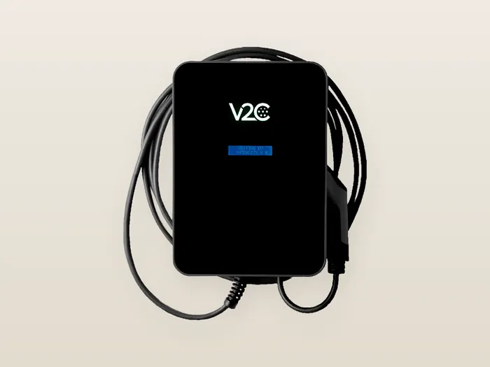 Cargador V2C Trydan negro, con el logotipo V2C iluminado y su manguera tipo 2 enrollada detrás