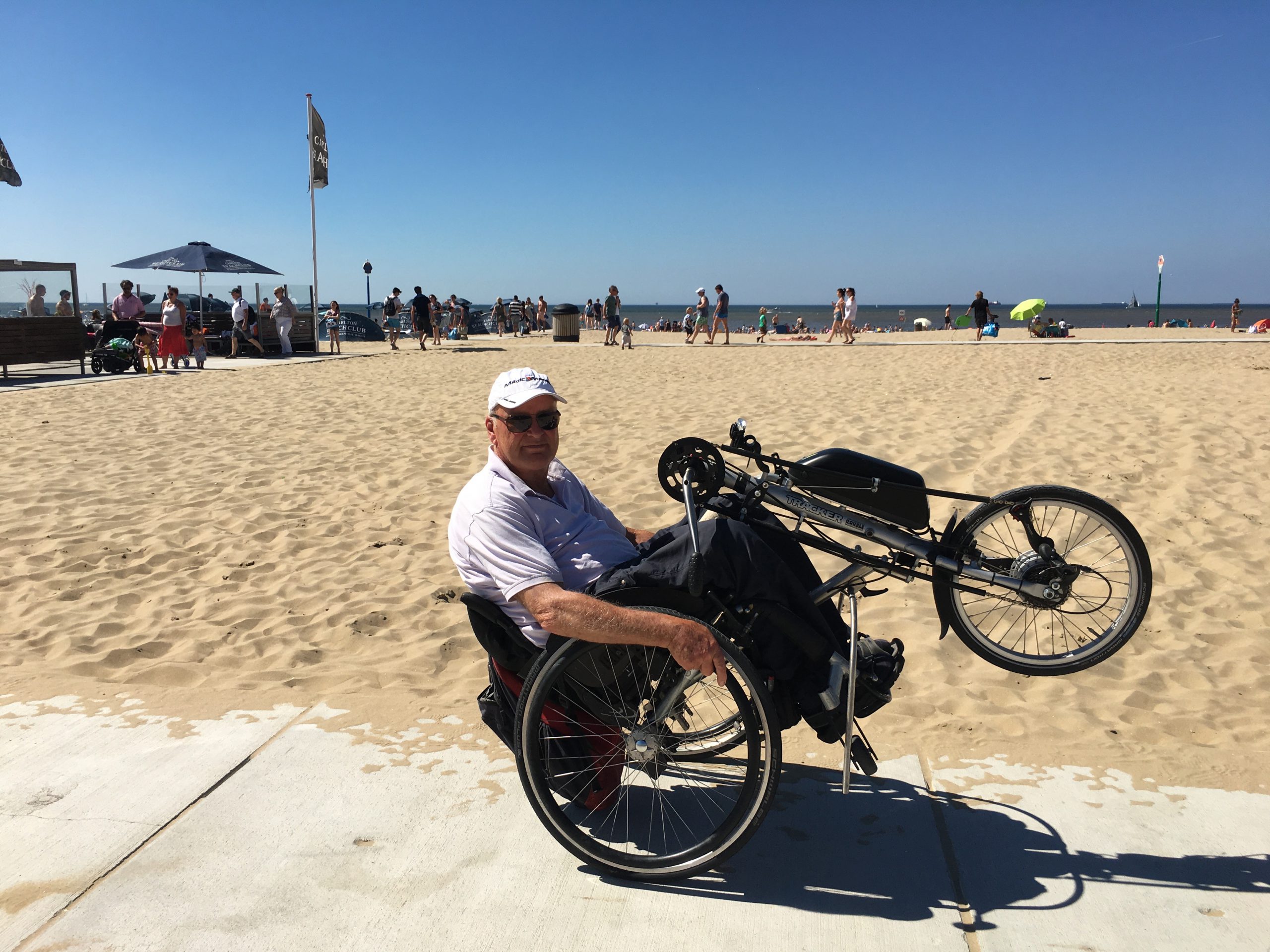 Jan de Boer wheelie op rolstoelfiets