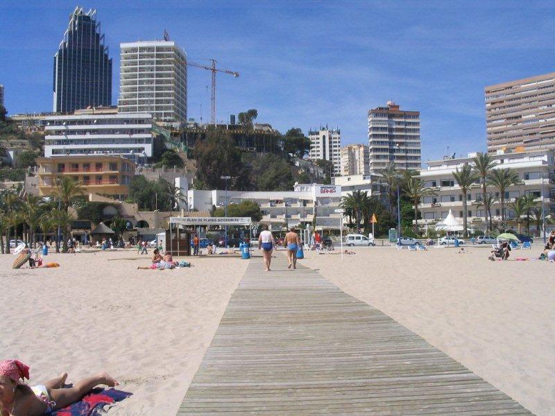 Betonpad naar het strand