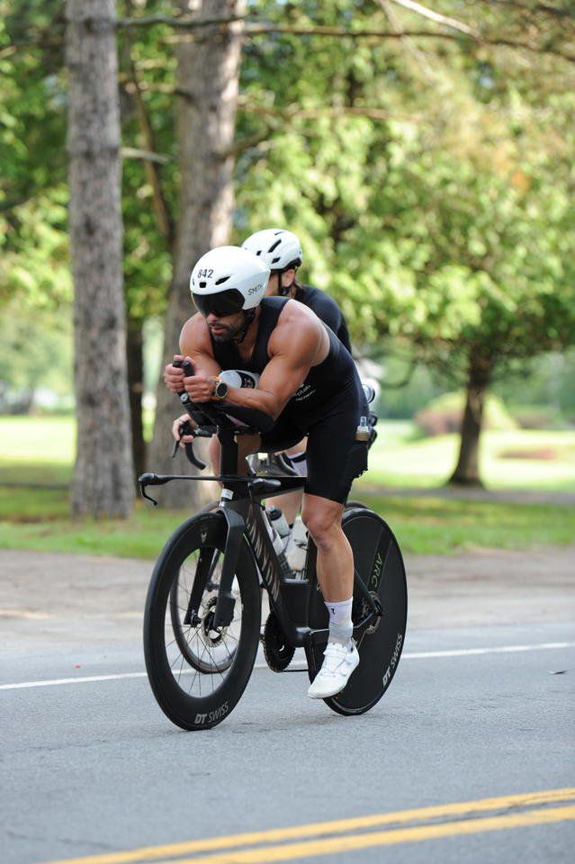 Alain à vélo en triathlon