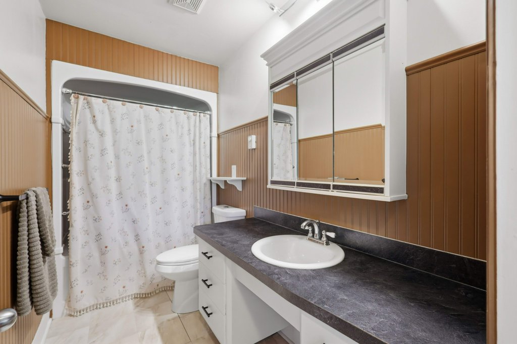 Main bathroom