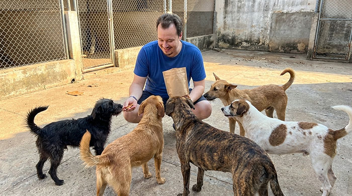 Philippe no abrigo com os cães