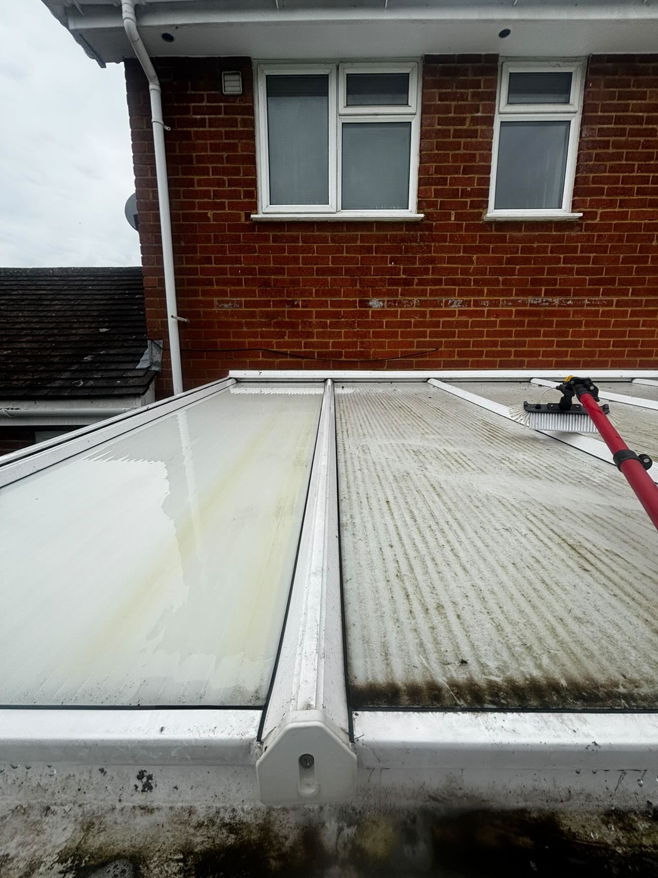 Clean roof window
