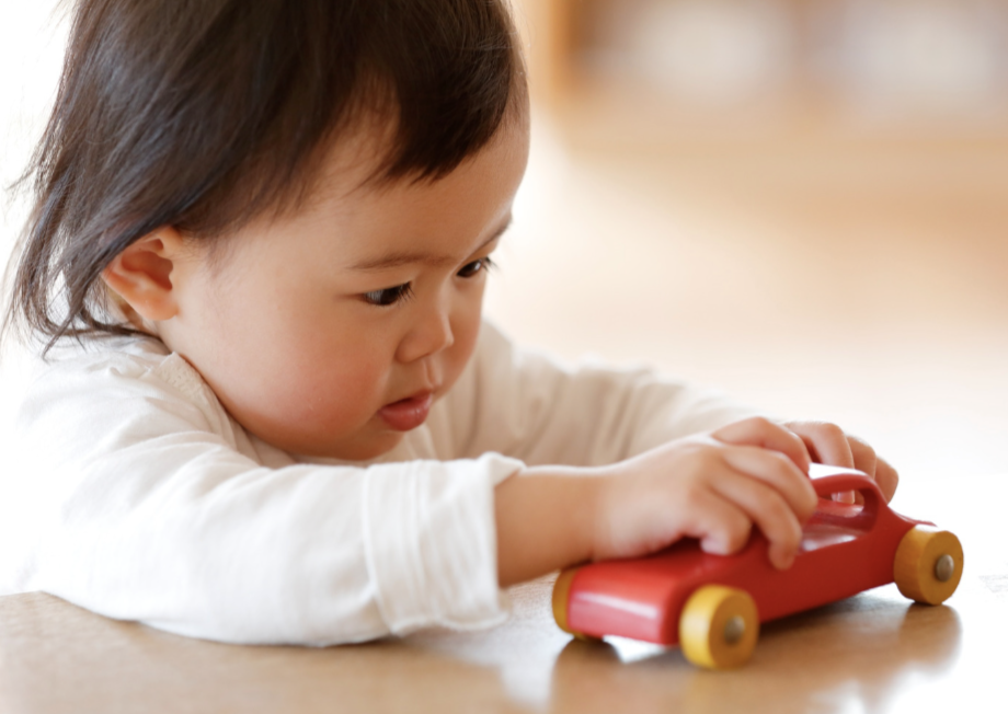 Toddler reaching across midline while playing