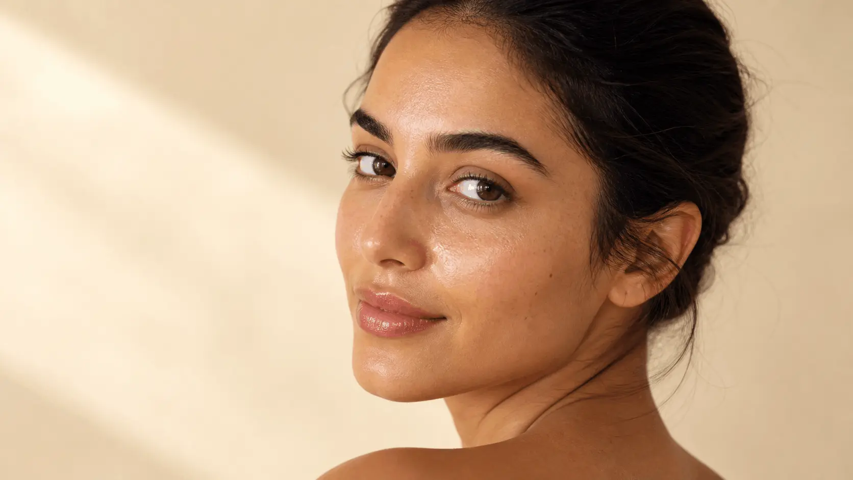 Portrait rapproché d’un visage à la peau lumineuse et hydratée