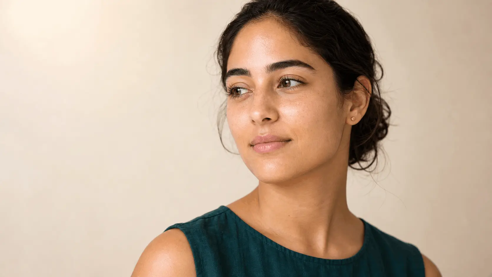 Portrait rapproché d’un visage au teint net, sans maquillage