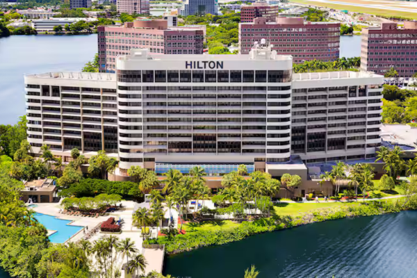 Vista aérea del Hilton Miami Airport Blue Lagoon junto a la laguna
