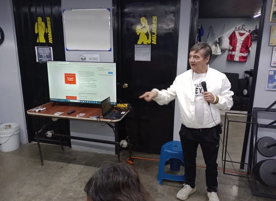Instructor impartiendo el curso
