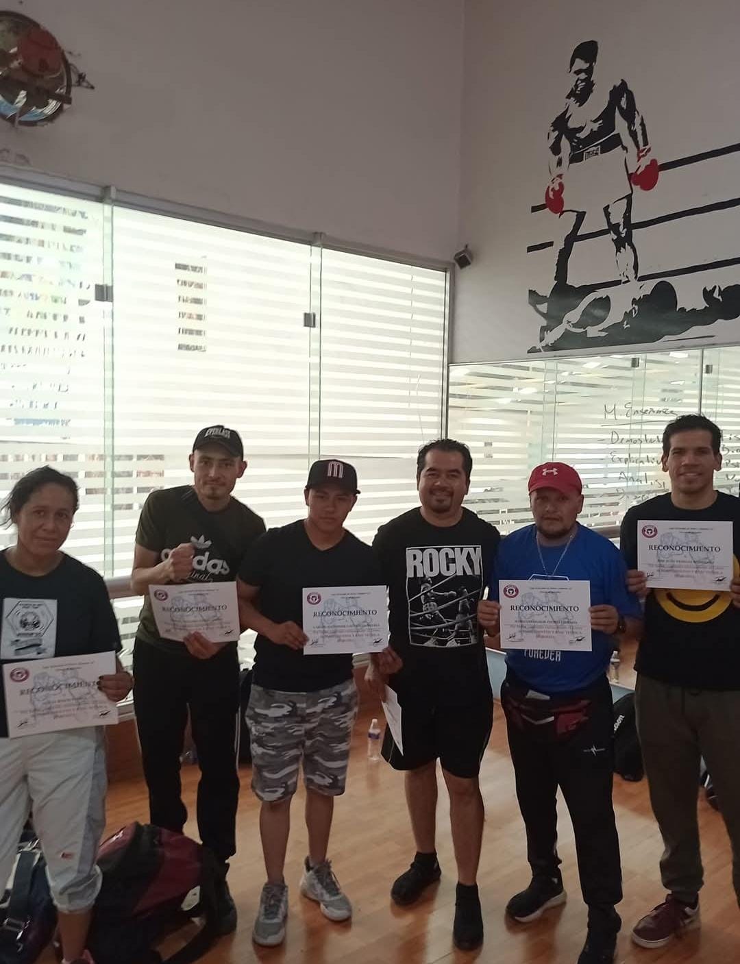 Grupo de egresados con certificados Brujas Boxing Club