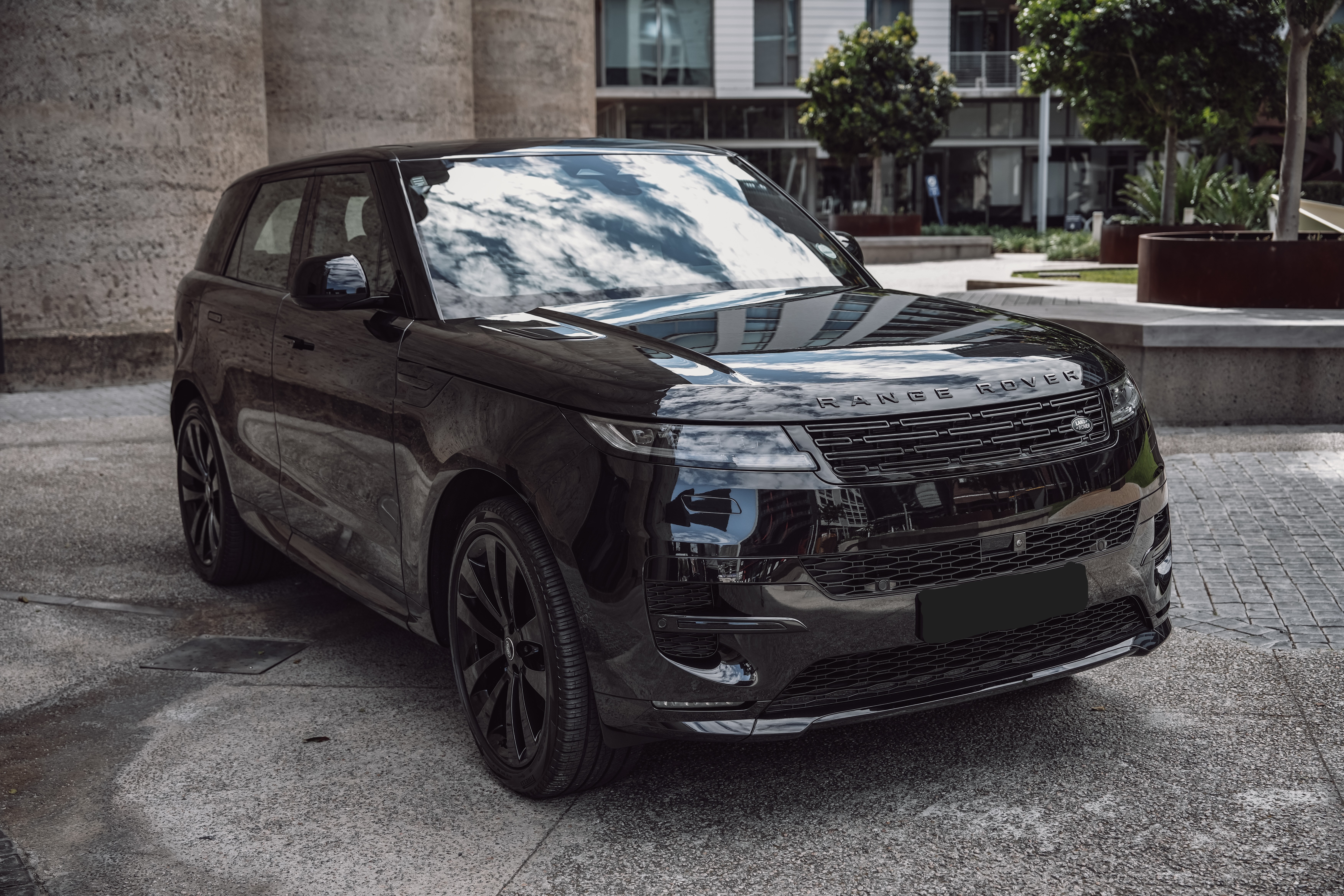 2023 Range Rover Sport P530 V8 5.0 in black