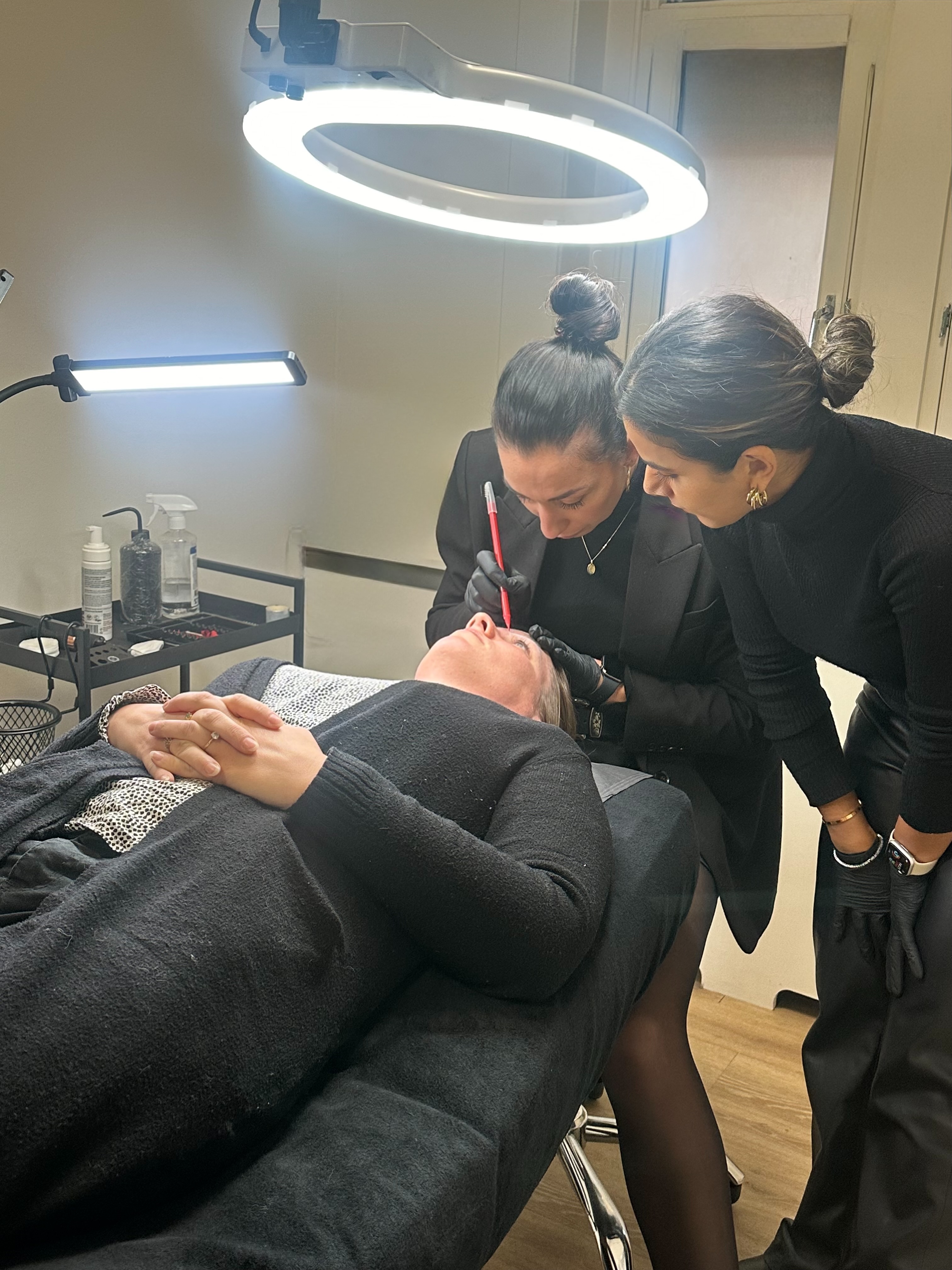 Gedetailleerde close-up van een getatoeëerde wenkbrauw haarstroken.