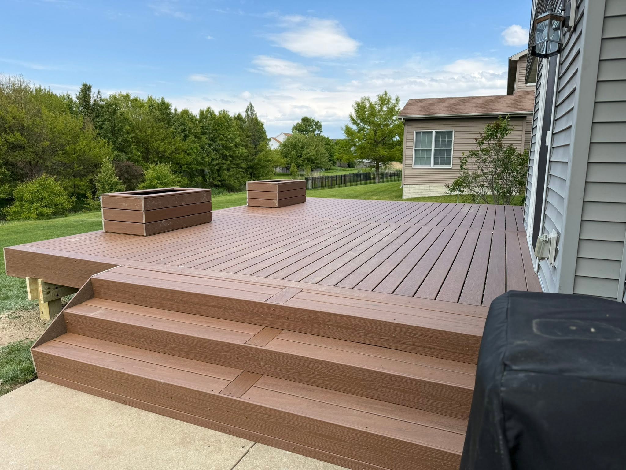 Low composite deck with planter boxes in Bloomington, Illinois