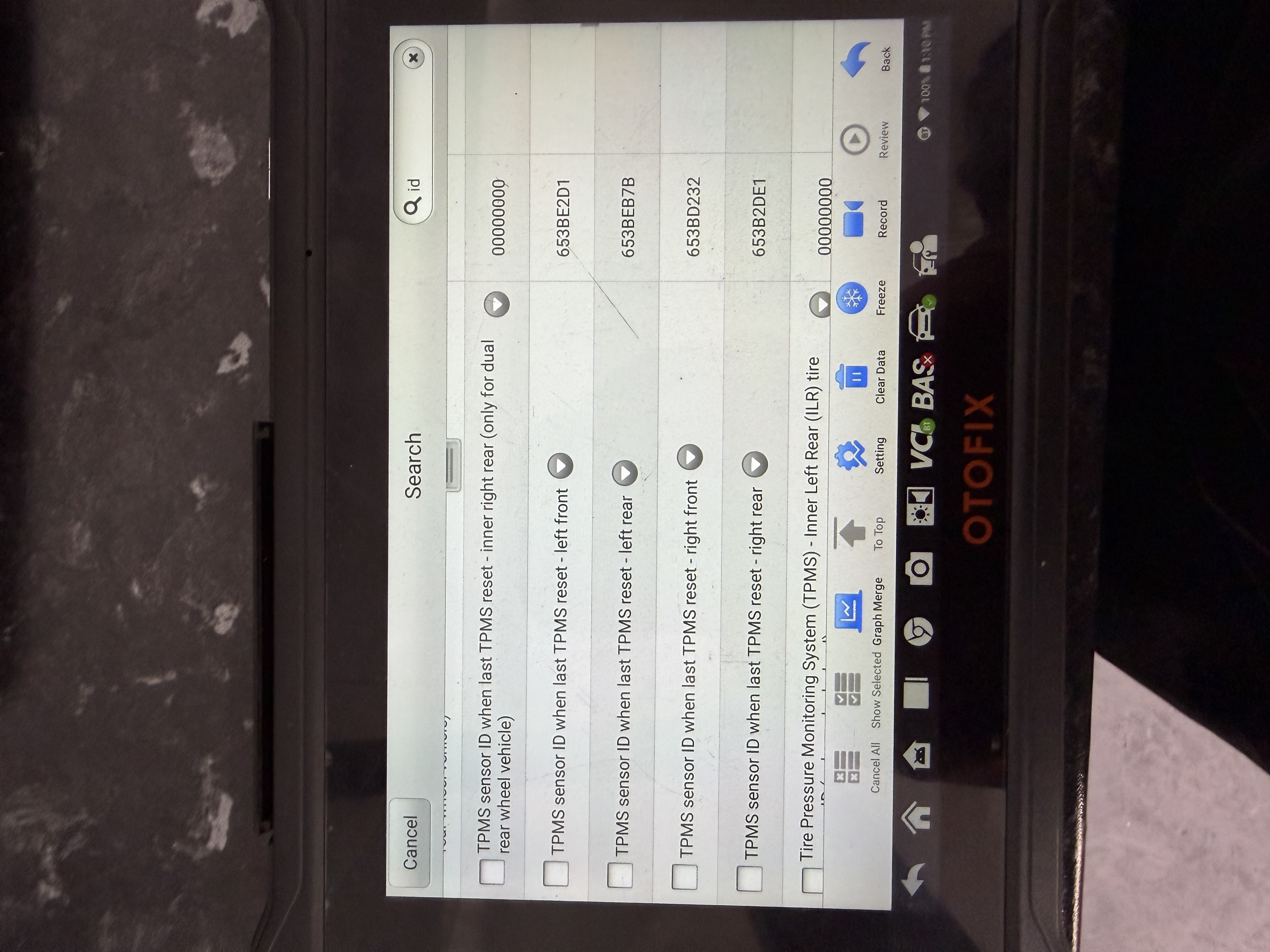 Diagnostic data showing a TPMS tyre pressure reading of 13.5 psi at Shaw's Service Station
