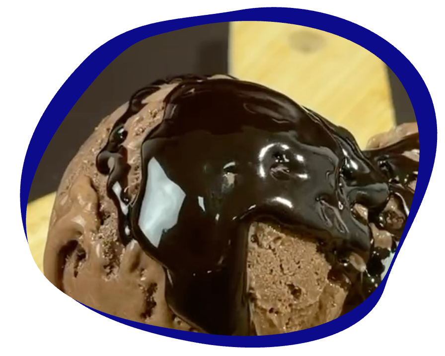 Sorvete de chocolate com calda na casquinha